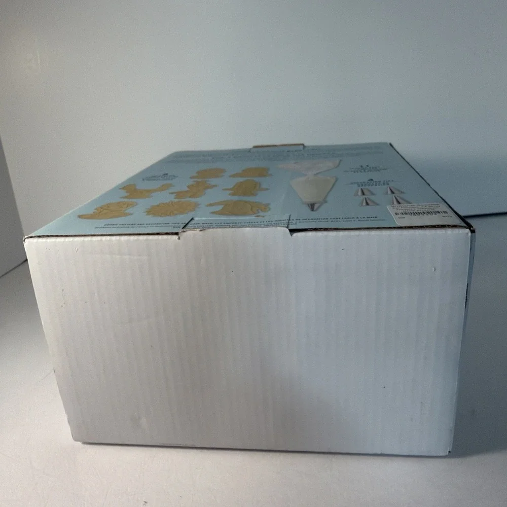 Williams Sonoma Disney Frozen 2™ Boxed Cookie Kit 23 Pieces NEW Open Box